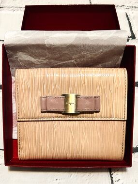 EUC Ferragamo Patent Leather Two-Sided Bow Wallet - Box & Tissue